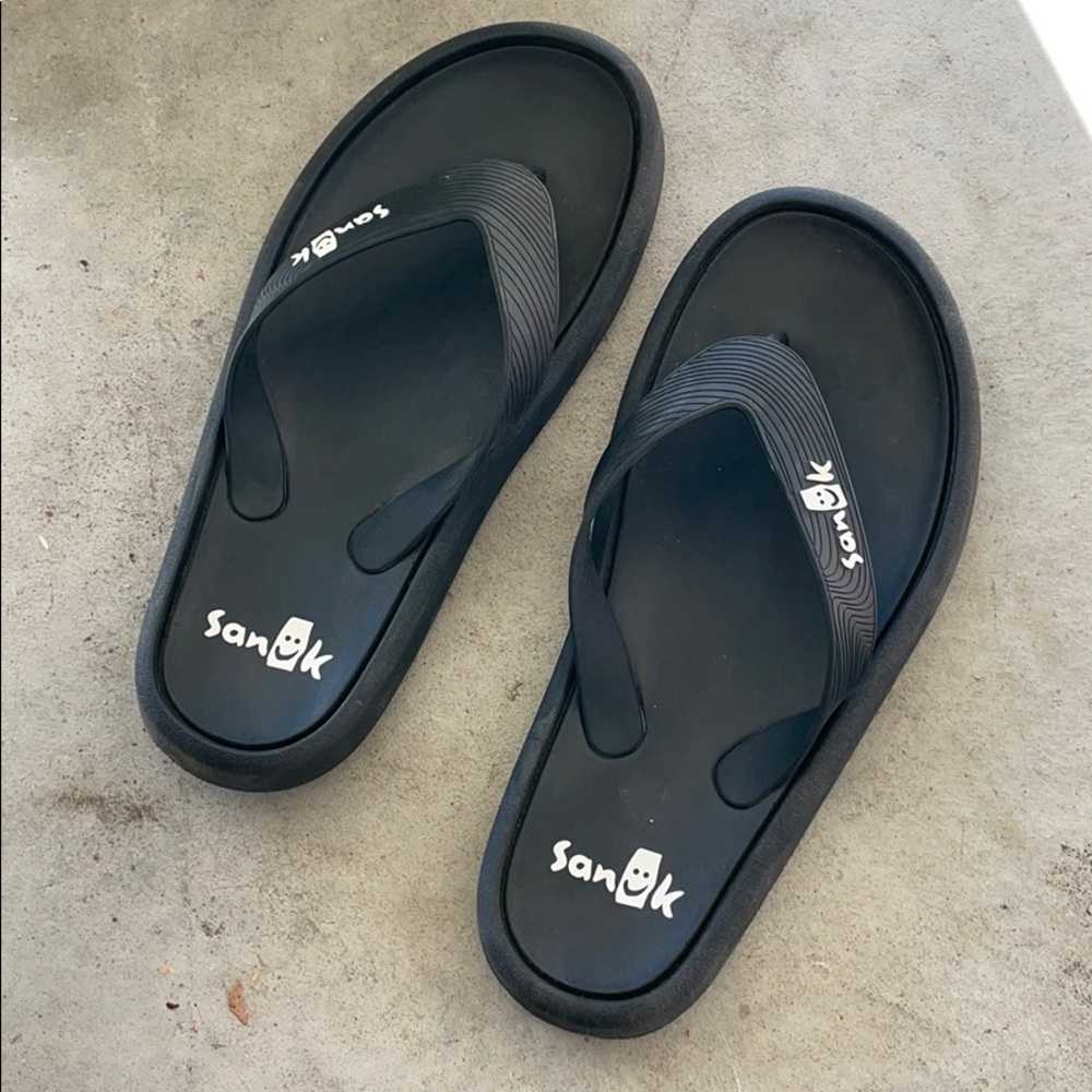 Brand new Sanuk flip flops with foot memory  foam
